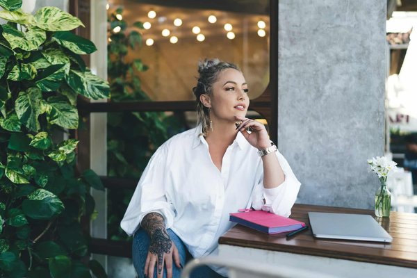 Quelles techniques de copywriting sont cruciales pour un rôle de rédacteur publicitaire dans le domaine du luxe?